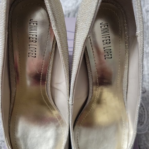Jennifer Lopez JL Esla Metallic gold pumps size 8.5 - Picture 4 of 4